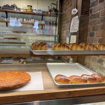 Au Kouing-Amann - Display case - Bakeries Near Me - Montreal, Quebec