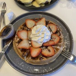 Waffle with Nutella and strawberries