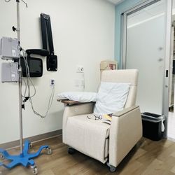 Hoag Family Cancer Institute - Newport Beach - Comfy lay back chair with usb power ports