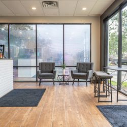 Elite Auto & Tire - Lobby