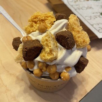 Rocambolesc - Apple and vanilla gelato with honey clusters and cocoa bites - Ice Cream & Frozen Yogurt Near Me - Houston, Texas Rocambolesc - Apple and vanilla gelato with honey clusters and cocoa bites - Ice Cream & Frozen Yogurt Near Me - Houston, Texas