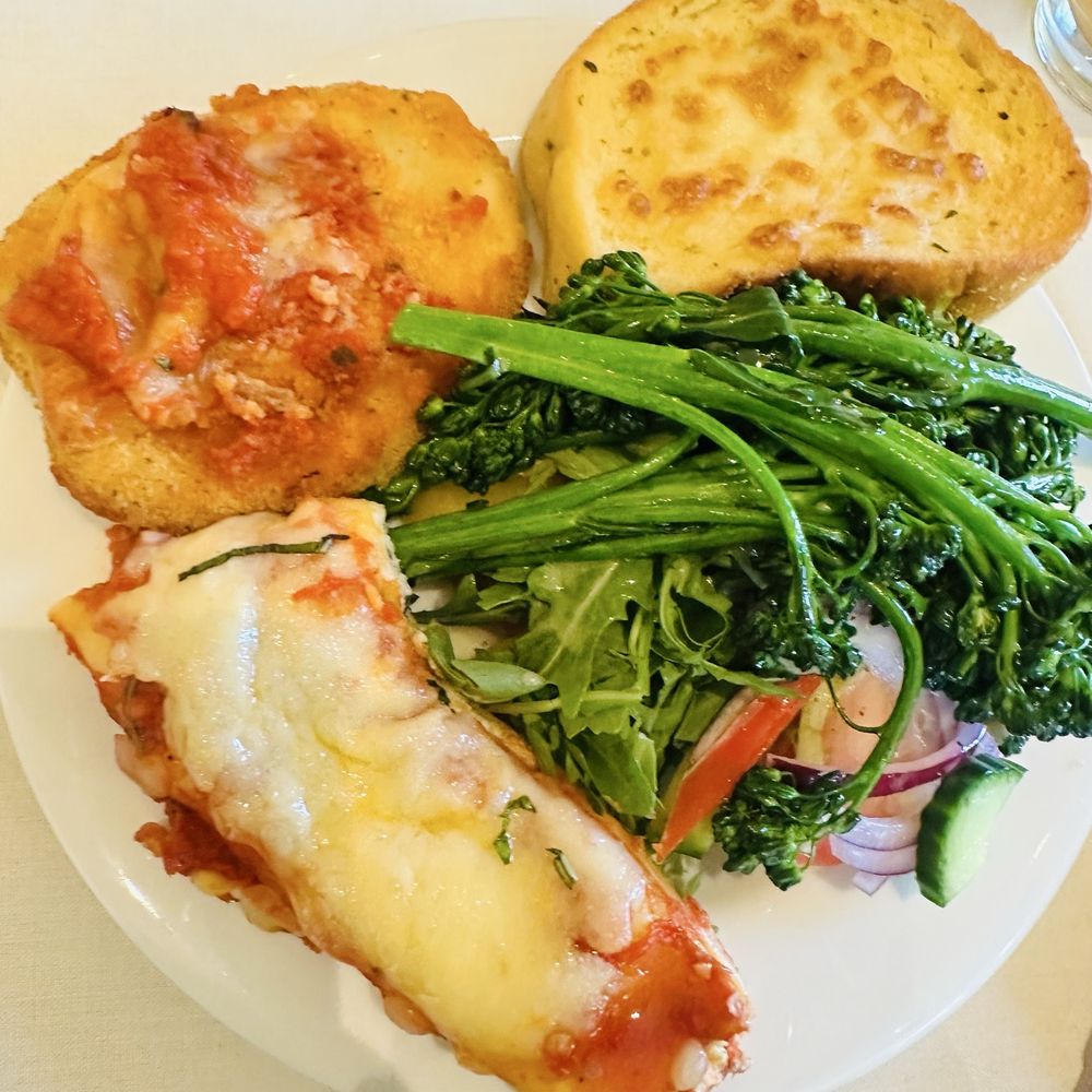 Classic Club - Chicken Parmesan, manicotti, garlic bread and broccolini. All very tasty. - Golf Near Me - Palm Desert, California Classic Club - Chicken Parmesan, manicotti, garlic bread and broccolini. All very tasty. - Golf Near Me - Palm Desert, California