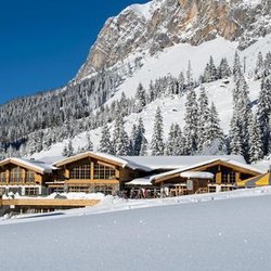 Gasthof Ehrwalder Alm - Nach dem Umbau 2011/2012 sieht die Alm anders aus. Quelle: https://www.almbahn.at/de/winter/skigebiet/huetten/