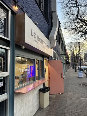Le Bon Temps Beignets and Coffee by null