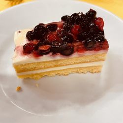 Trattoria al Raspo de Ua - Yummy cream filled cake