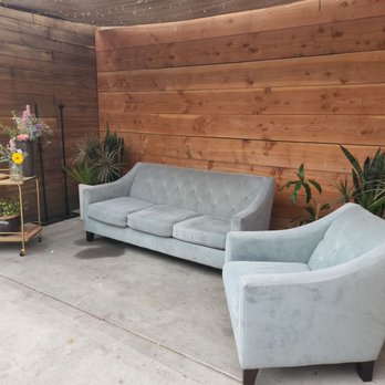 Randy Auto Repair - This is the waiting area! Fresh flowers, comfy seats! - Auto Repair Near Me - San Diego, California Randy Auto Repair - This is the waiting area! Fresh flowers, comfy seats! - Auto Repair Near Me - San Diego, California