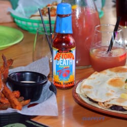 Mama Loco - Quesadilla y hot sauce! ¡Mucho caliente!