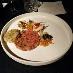 Papaver Food & Drinks - Tartaar van kalfs met olijvenbrood,  olijventapenade en een crème van feta! Superlekker!!