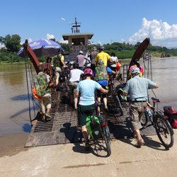 China By Bike - Fährfahrt über den Mekong bei Ganlanba.