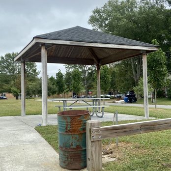 Plaza Methodist Park - Picnic pavilion and trash can - Playgrounds Near Me - Virginia Beach, Virginia