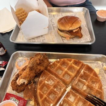 Bruxie - CHICKEN & WAFFLE - Chicken Shop Near Me - Davis, California