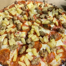 Yes we like pineapple on our pizza! Yes we like pineapple on our pizza!