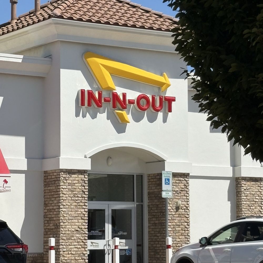 In-N-Out Burger - Front door, but not from today. Today's line went out that door and down to the right past the bricks. - Burgers Near Me - Keizer, Oregon In-N-Out Burger - Front door, but not from today. Today's line went out that door and down to the right past the bricks. - Burgers Near Me - Keizer, Oregon