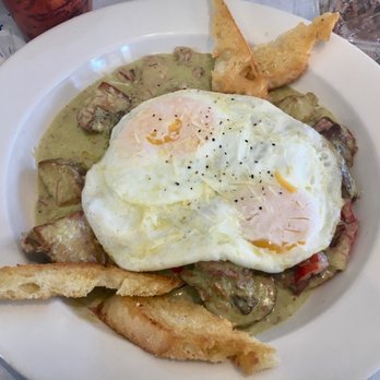DeVivo's Eatery - 5 star Corned Beef Hash w/ potatoes, poblano cream sauce, peppers and onions, bread - New American Near Me - Keller, Texas