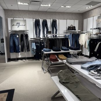 Bloomingdale's - Department Stores Near Me - Hackensack, New Jersey
