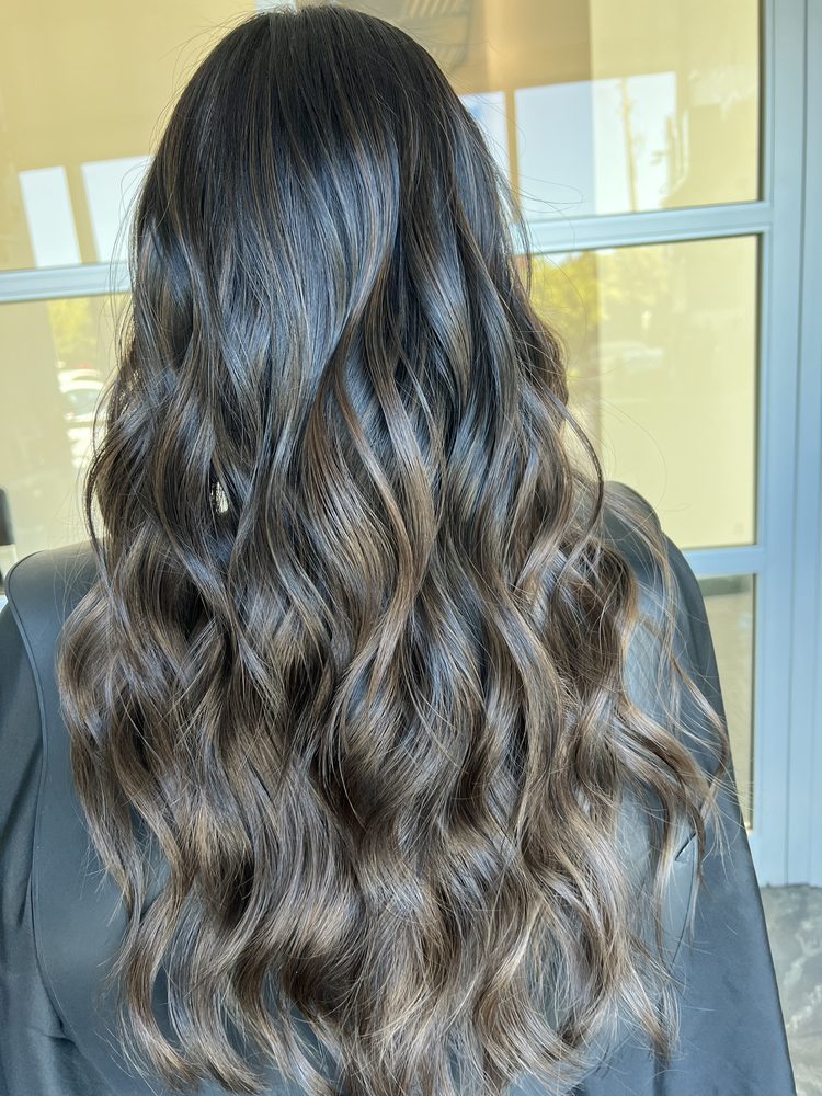 LindaLe’s Hair Studio Logo