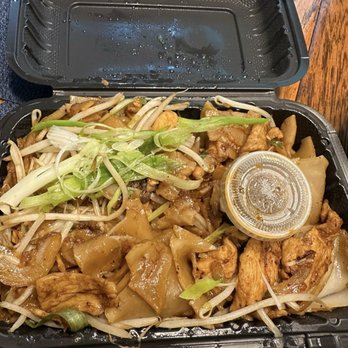Saigon Bistro Sterling - Flat noodle stir fry combo (beef, chicken, and shrimp) - Vietnamese Near Me - Sterling, Virginia