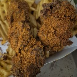Rotisserie Au Coq - Filets poulet Nashville. Frites gaufrées