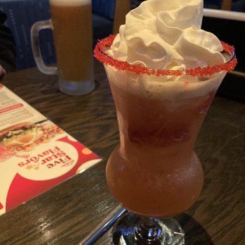 Red Robin Gourmet Burgers and Brews - Strawberry Dreamin' and Blue Moon draft (background) - American Near Me - Bothell, Washington