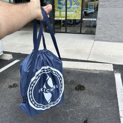 SKECHERS Warehouse Outlet - Free bag