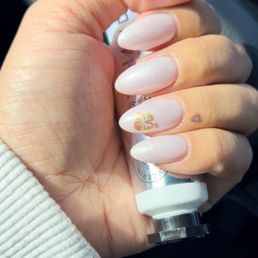 Hard gel (natural nails) & a hand drawn Hawaiian flower! Hard gel (natural nails) & a hand drawn Hawaiian flower!