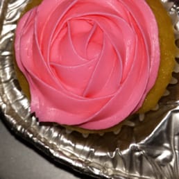 My rose cupcake, tomorrow comes the leaves and more. . My rose cupcake, tomorrow comes the leaves and more. .