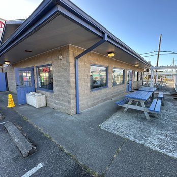 Pastries & Pizza - The picnic tables and entrance - Pizza Near Me - Bandon, Oregon Pastries & Pizza - The picnic tables and entrance - Pizza Near Me - Bandon, Oregon