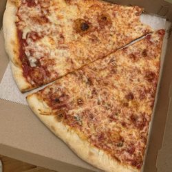 A Touch of Naples Pizza & Pasta - One bite is all it took and I was done! You call this pizza?