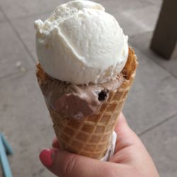 Violets & Cream - Pear ice cream