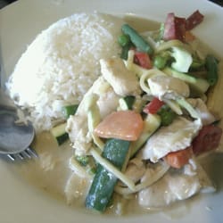 Thai Yim Cafe - Green curry chicken on rice lunch special
