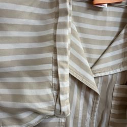 Rick's Cleaners - The sleeve cuffs are not pressed straight.