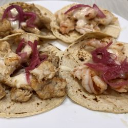 El Sazon Del Camaron - 2 fish (left) tacos and 2 shrimp tacos (right)