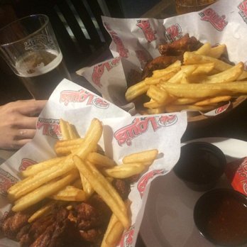 St. Louis Bar & Grill - Chicken Wings Near Me - Vaughan, Ontario
