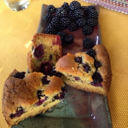 Glenoka Bed & Breakfast - Fresh blackberries and skillet cake