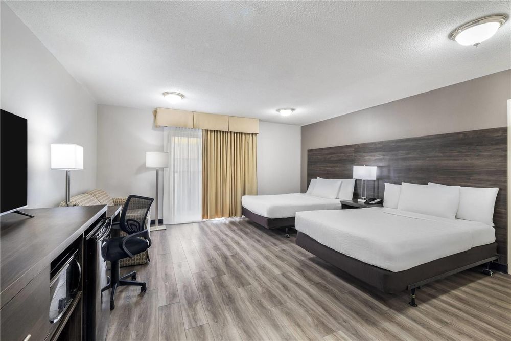 DAYS INN - LONDON - Updated June 2026 - 80 Photos - 1100 Wellington ...