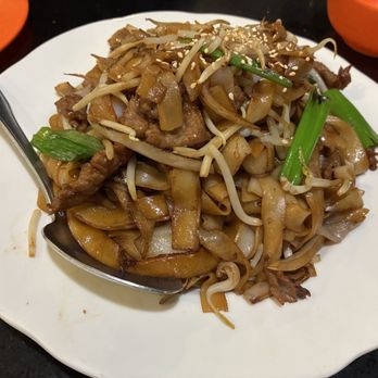 Alice's Kitchen - #154 Beef with Dark Soy Sauce Flat Rice Noodle (aka Beef Chow Fun - $15.75) - Cantonese Near Me - Monterey Park, California