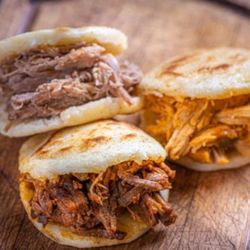 Arepas Don julian - Arepas de pernil,carne mechada y pollo Rica's y jugosas