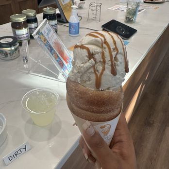 Kurly Kürtősh Café - Clasic kurly cone with vanilla ice cream and dulce de leche sauce - Desserts Near Me - Nutley, New Jersey