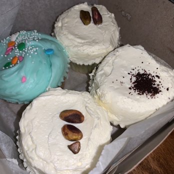 Sugar Sweet Sunshine - Pistachio at 12 and 6 o'clock.  Oreo at 3 and Sunshine at 9. - Cupcakes Near Me - New York, New York