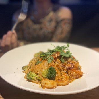 Yard House - Shrimp and Shiitake Garlic Noodles - New American Near Me - Washington, DC, District of Columbia
