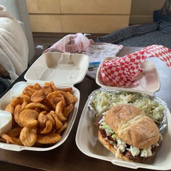 Wonderland Chicken - Nashville Hot chicken sandwich - Southern Near Me - Sunriver, Oregon