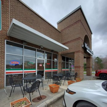 Vinnie's Pizzeria - the outside of the restaurant - Italian Near Me - Winston-Salem, North Carolina