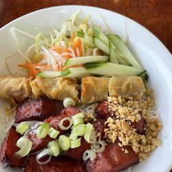 Pho Mi Binh Minh - Vermicelli with spring roll and pork balls
