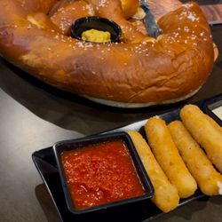 X-Golf Rockwall - Giant soft pretzel!