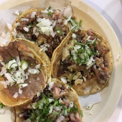 El Carboncito - Tacos de lengua,ojo,cachete y trompa.