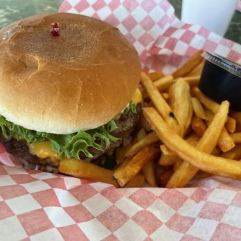 Lee's Almost by the Lake - Lees burger with jalapeños - New American Near Me - Spicewood, Texas Lee's Almost by the Lake - Lees burger with jalapeños - New American Near Me - Spicewood, Texas