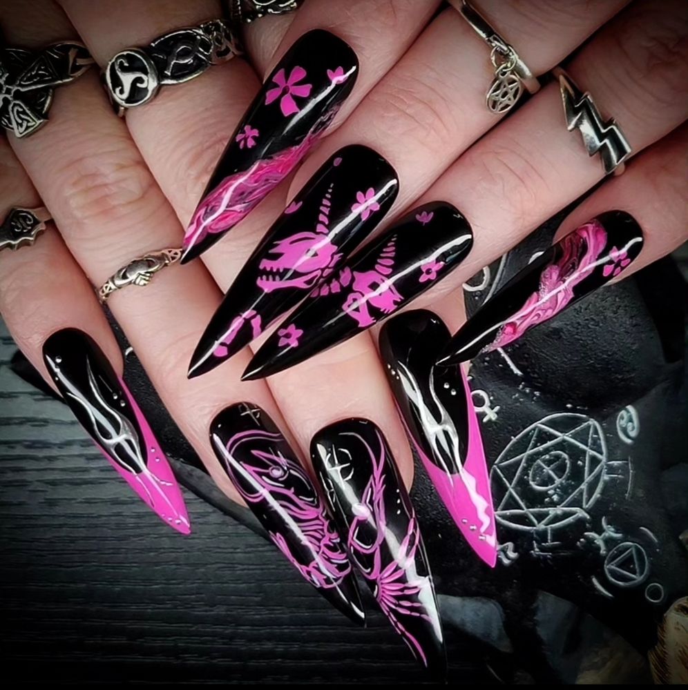 Mika Toren Nails Logo