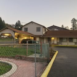 Lone Pine Motel - Exterior