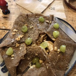 Galette with goat cheese, honey and walnuts.