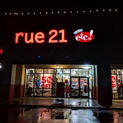 rue21 - Storefront at night!